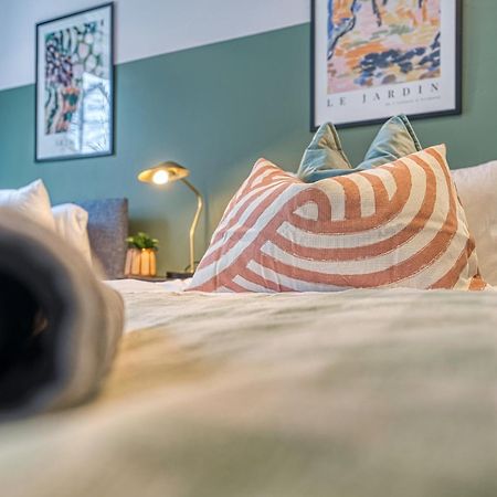 2 Bedroom Stylish Spacious Apt, Sleeps 6, Central Cheltenham, With Free Parking - By Blue Puffin Stays المظهر الخارجي الصورة