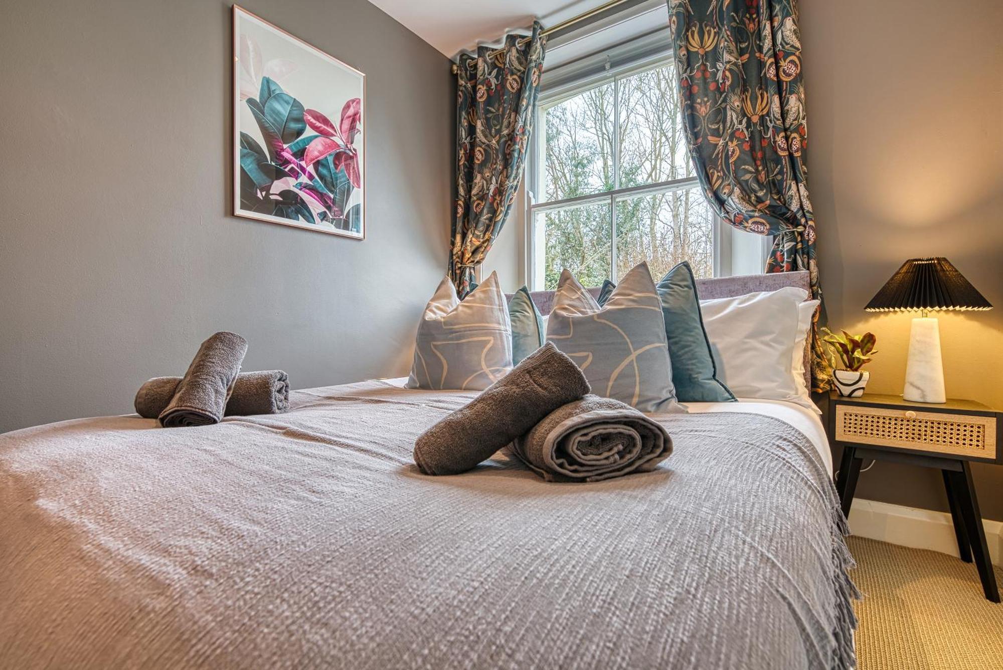 2 Bedroom Stylish Spacious Apt, Sleeps 6, Central Cheltenham, With Free Parking - By Blue Puffin Stays المظهر الخارجي الصورة