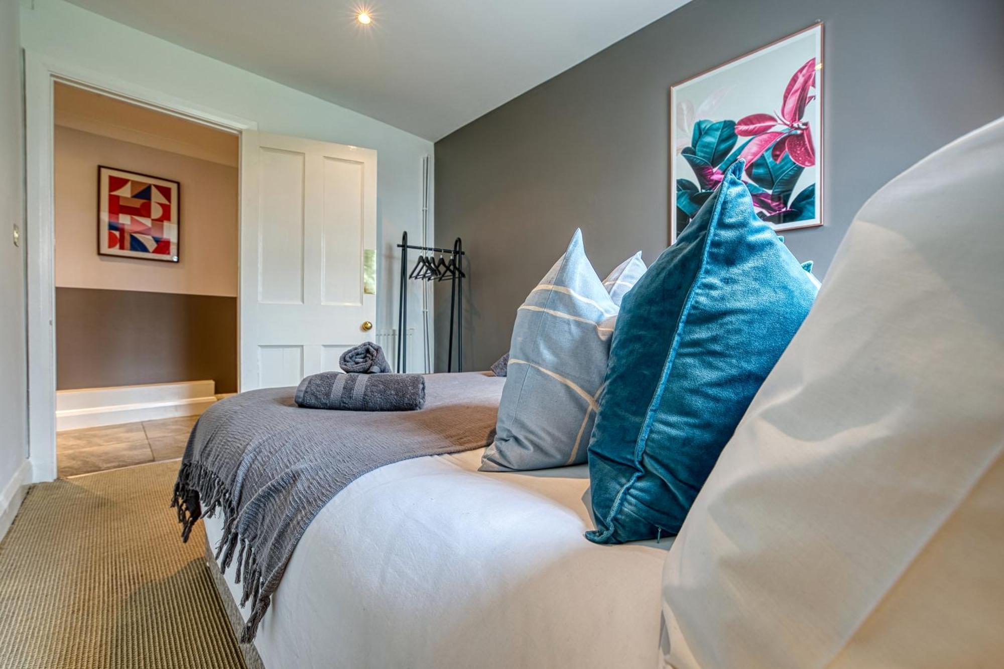 2 Bedroom Stylish Spacious Apt, Sleeps 6, Central Cheltenham, With Free Parking - By Blue Puffin Stays المظهر الخارجي الصورة