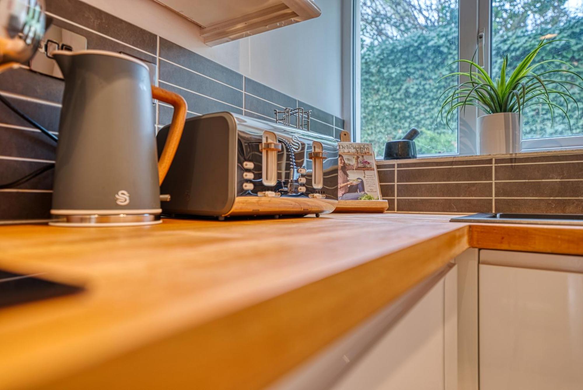 2 Bedroom Stylish Spacious Apt, Sleeps 6, Central Cheltenham, With Free Parking - By Blue Puffin Stays المظهر الخارجي الصورة