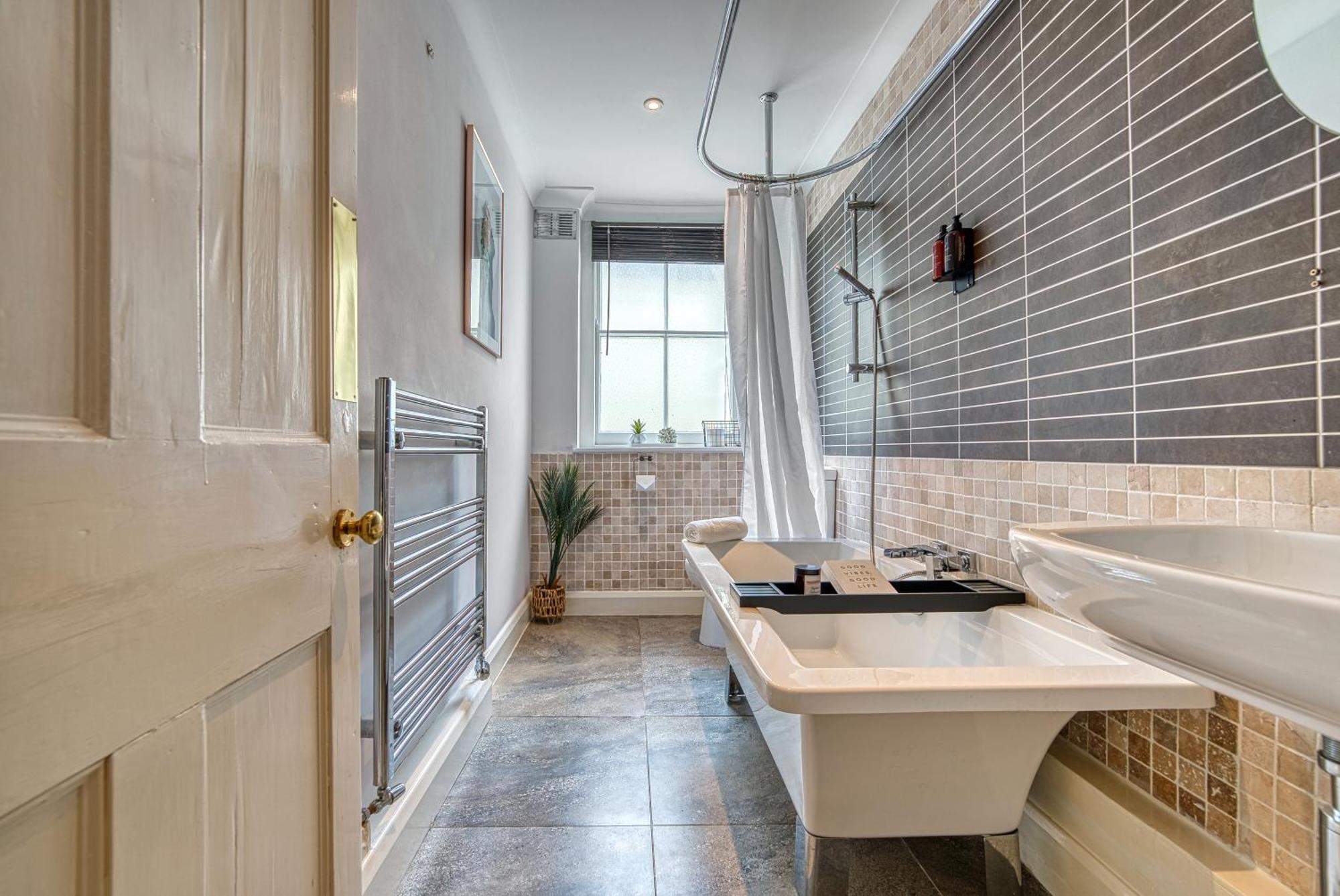 2 Bedroom Stylish Spacious Apt, Sleeps 6, Central Cheltenham, With Free Parking - By Blue Puffin Stays المظهر الخارجي الصورة