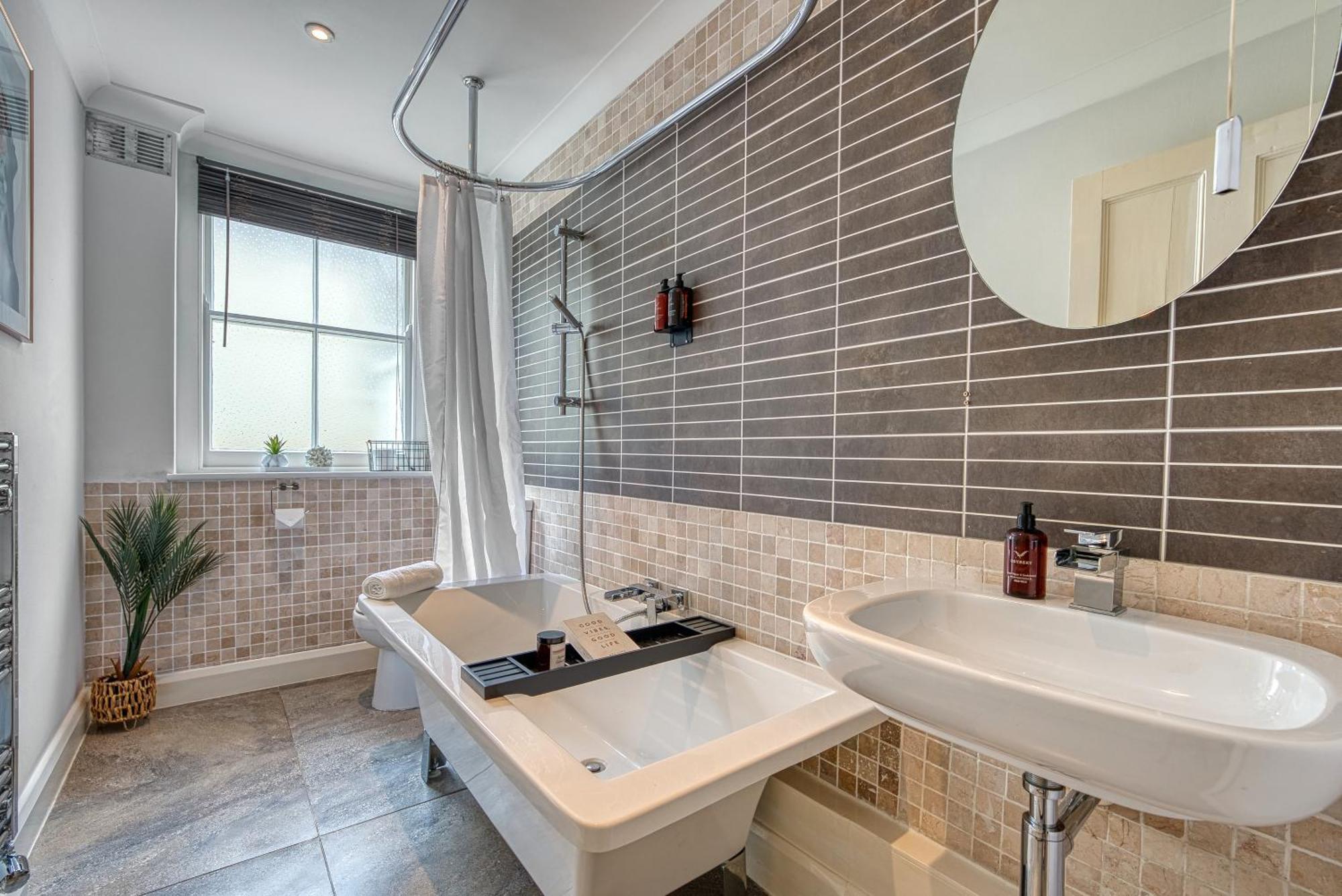 2 Bedroom Stylish Spacious Apt, Sleeps 6, Central Cheltenham, With Free Parking - By Blue Puffin Stays المظهر الخارجي الصورة