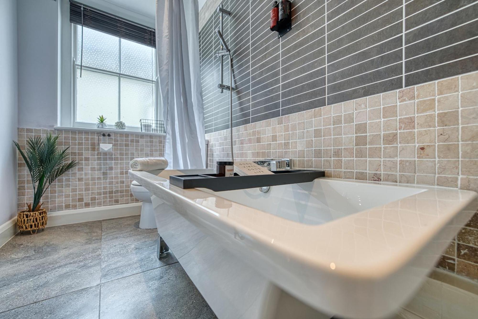 2 Bedroom Stylish Spacious Apt, Sleeps 6, Central Cheltenham, With Free Parking - By Blue Puffin Stays المظهر الخارجي الصورة