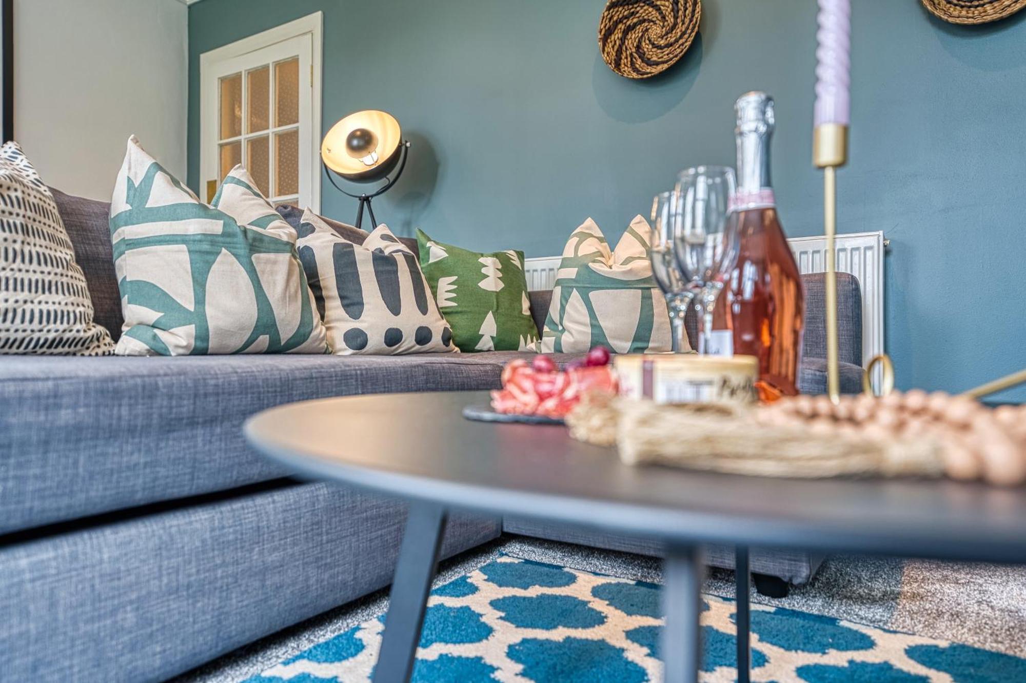 2 Bedroom Stylish Spacious Apt, Sleeps 6, Central Cheltenham, With Free Parking - By Blue Puffin Stays المظهر الخارجي الصورة