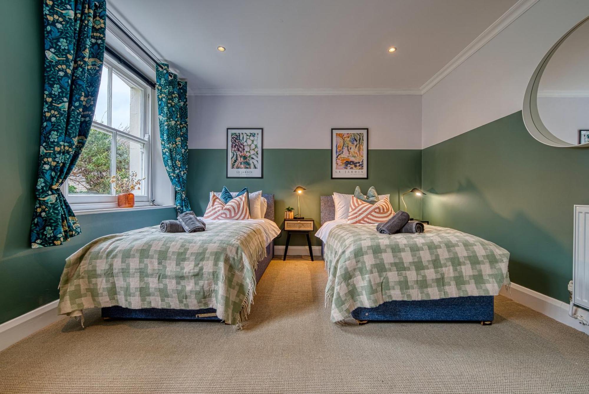 2 Bedroom Stylish Spacious Apt, Sleeps 6, Central Cheltenham, With Free Parking - By Blue Puffin Stays المظهر الخارجي الصورة