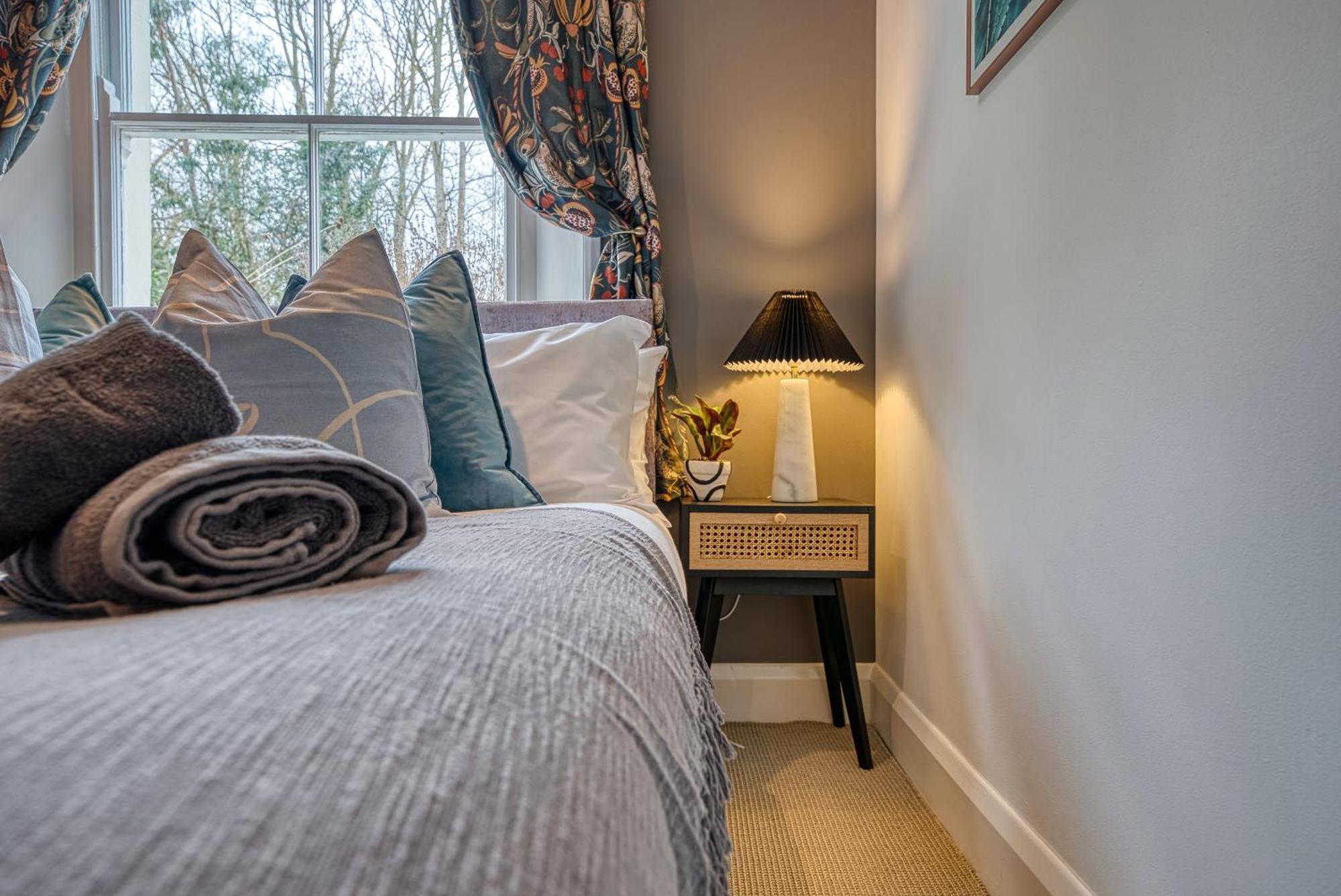 2 Bedroom Stylish Spacious Apt, Sleeps 6, Central Cheltenham, With Free Parking - By Blue Puffin Stays المظهر الخارجي الصورة