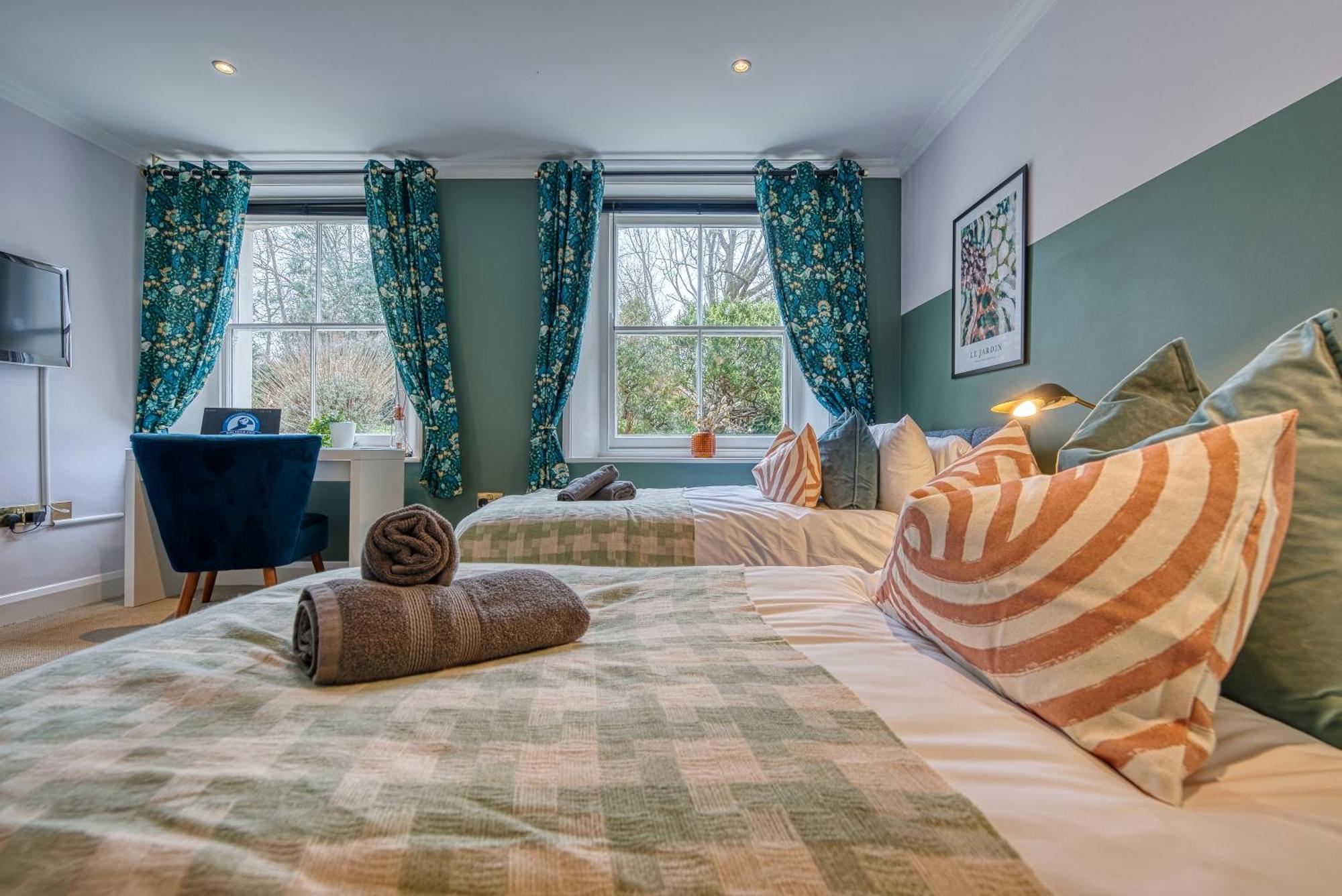 2 Bedroom Stylish Spacious Apt, Sleeps 6, Central Cheltenham, With Free Parking - By Blue Puffin Stays المظهر الخارجي الصورة