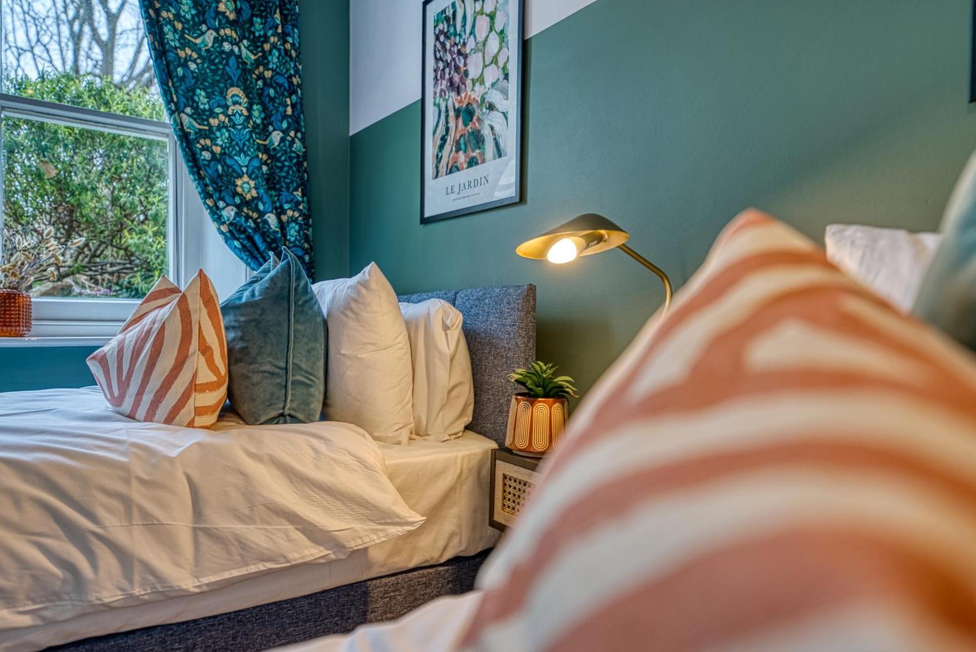 2 Bedroom Stylish Spacious Apt, Sleeps 6, Central Cheltenham, With Free Parking - By Blue Puffin Stays المظهر الخارجي الصورة
