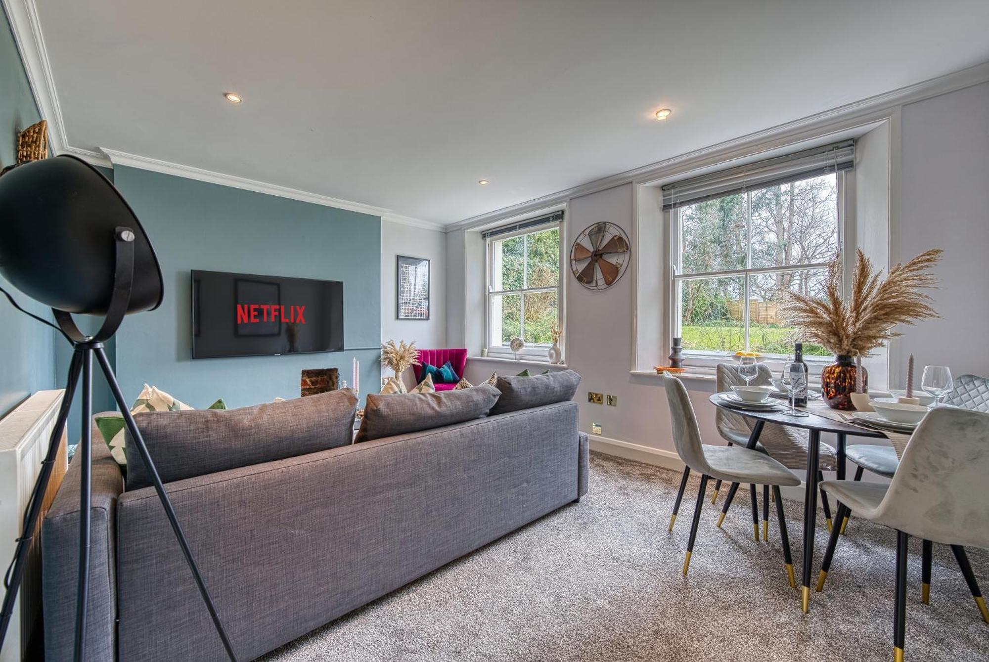 2 Bedroom Stylish Spacious Apt, Sleeps 6, Central Cheltenham, With Free Parking - By Blue Puffin Stays المظهر الخارجي الصورة